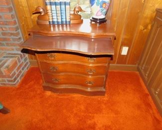 Vintage Mahogany Gentlemans Chest With Pull Out Tray