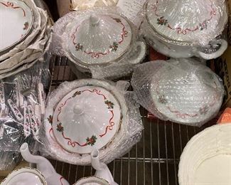 CHRISTMAS DISHES POLAND SERVICE FOR 20 PLUS SERVING PIECES