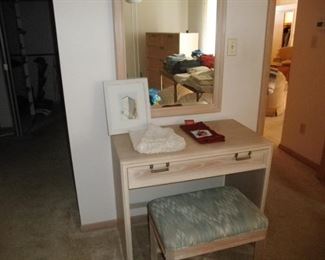 DREXEL MAKEUP TABLE  MIRROR AND STOOL