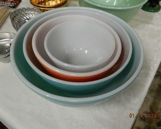 vintage Pyrex bowl set