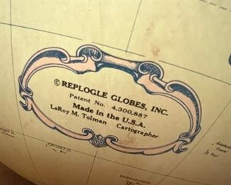 VINTAGE 1980'S LIGHTED REPLOGLE GLOGE PREMIER SERES WITH WOODEN BASE 