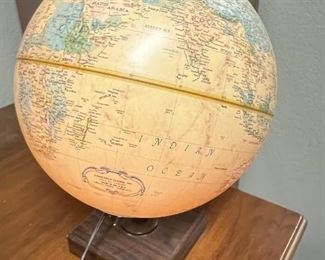 VINTAGE 1980'S LIGHTED REPLOGLE GLOGE PREMIER SERES WITH WOODEN BASE 