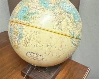 VINTAGE 1980'S LIGHTED REPLOGLE GLOGE PREMIER SERES WITH WOODEN BASE 