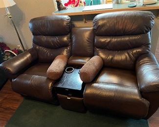 MEDIA COMFY DUAL LA -Z BOY LEATHER RECLINERS WITH CENTER CONSOLE 