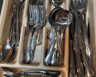 75 PIECE SET OF CHATEAU BY ONEIDA STAINLESS FLATEWARE SET 