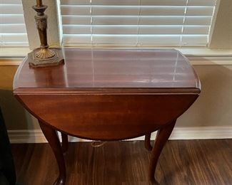 SMALL DROP LEAF QUEEN ANNE STYLE TABLE 