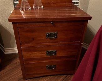 UNIQUE MICHAELS OF SACRAMENTO CALIFORNIA MANUFACTURING COMPANY THREE DRAWER NIGHTSTAND WITH PULL OUT TRAY