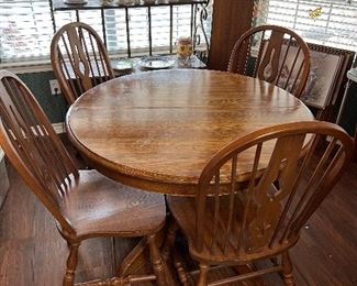 OAK TABLE , TWO LEAVES AND FOUR CHAIRS 