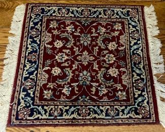 Handwoven Sharad 2' x 2' burgandy/navy blue area rug