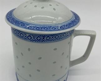 Blue and white tea mug with lid