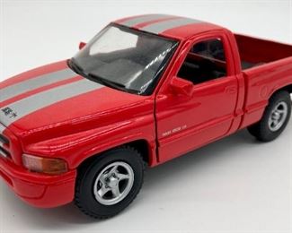 Vintage Maisto Dodge Ram 1:26 model metal pickup truck