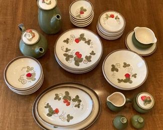 Metlox Poppytrail California Strawberry