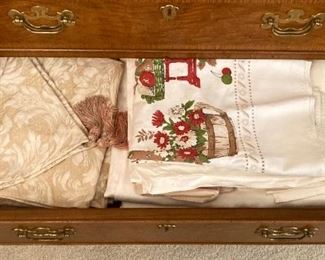 Assorted kitchen and dining linens