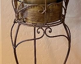 Pot Stand w Silk Plants