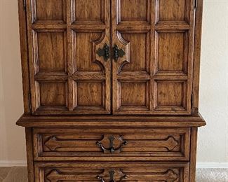 Vintage Henredon King Bedframe, 2 Nightstands, Dresser w Mirror and Armoire