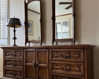Vintage Henredon King Bedframe, 2 Nightstands, Dresser w Mirrors and Armoire