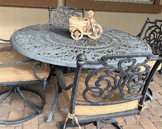 Patio Table w 4 Swivel Chairs