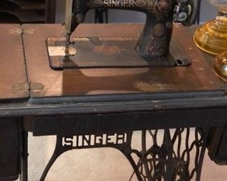 Antique SINGER Manual Antique Sewing Machine w Table Model-27 Sphinx Manufactured c.1910