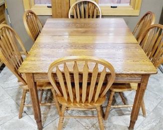 Beautiful wooden kitchen table with 6 chairs and 2 leafs. (pictured with one leaf)