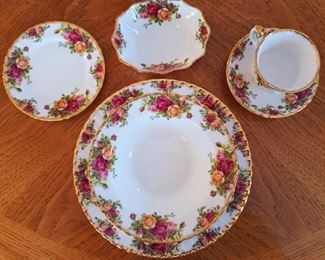 Royal Albert Old Country Rose
Service for 8