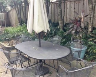 Wrought iron patio table it’s 6 chairs