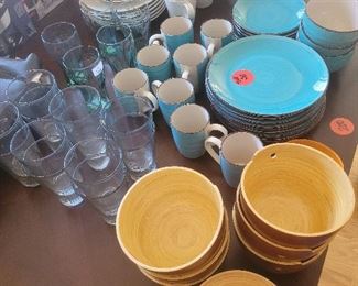 Complete multiple sets of eateryware.