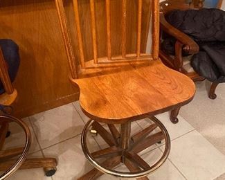 4 rolling countertop height chairs see next picture 