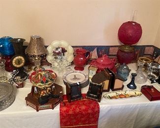 Hime decor, carousel, book ends, Red lamp with George Washington and Abraham Lincoln other misc