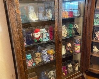 Vintage display case of large collection of beanie babies