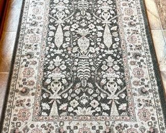 Throw rug, 3 x 4 , neutral colors 