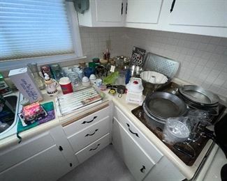 Lots of great household and kitchen items