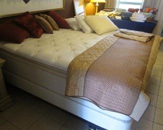 Linens, Bed & Throw Pillows