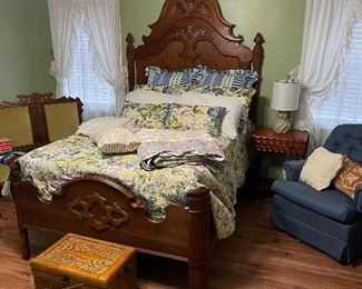 Full Sz Victorian bed