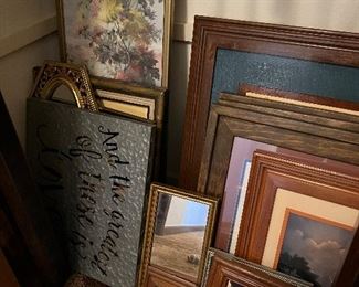 Lot of wall hangings