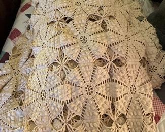 Vtg crocheted ivory bedspread