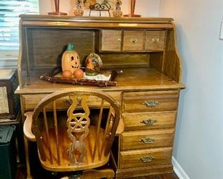 The roll-top desk features a drop -down place for the keyboard and a pull-out place for the printer. The 3 small drawers add extra a storage. One of the little drawers locks.