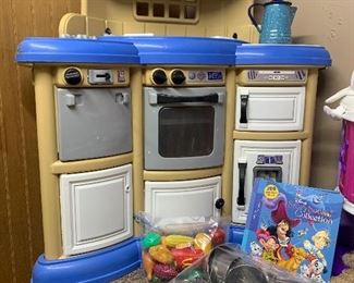 There is a wonderful stainless-steel set of pots and pans.