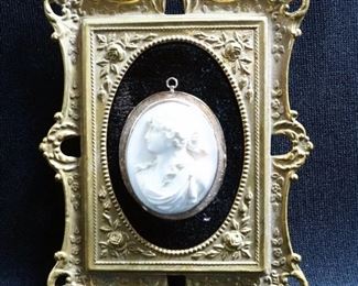 Antique 10K Yellow Gold Cameo Brooch/Pendant, Centered In Pressed Tin Frame