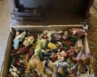Antique Italian nativity with 27 pieces
