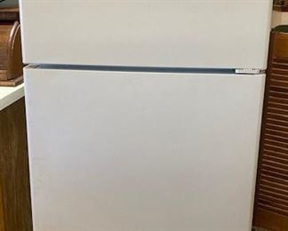 Hot Point Apartment Size Refrigerator/Freezer.