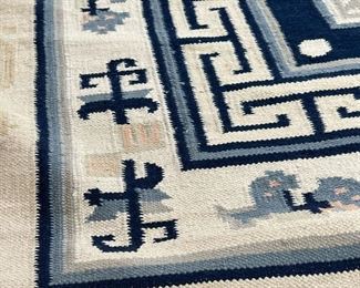 CHINESE FLAT WOVEN CARPET  |  Chinese blue and white flat woven carpet having an overall pattern within borders - l. 165 x w. 124 in.
