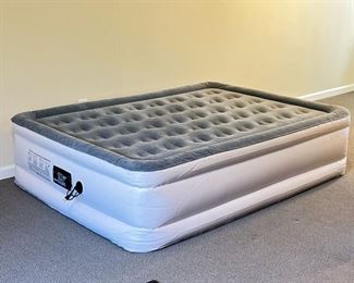 QUEEN AIR MATTRESS  |  SoundAsleep Products Queen Size Raised Air Mattress with built in electric air pump; style #SAAM-01 - l. 78 x w. 56 x h. 19 in. (inflated)