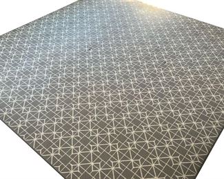 GEOMETRIC PATTERED CARPET  |  Large grey area rug with white geometric pattern - l. 120 x w. 120 in.
