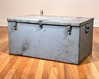 STEEL ARMY TRUNK  |  Large metal trunk with 3 lock latches - l. 30.5 x w. 18.5 x h. 15 in.