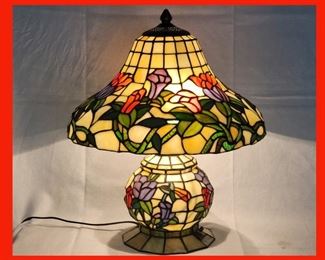 Very Pretty Tiffany Style Lamp