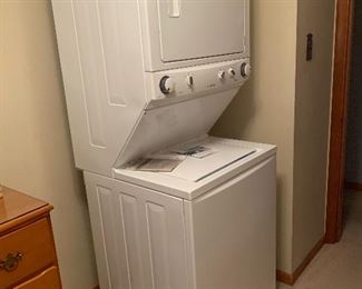 Stackable washer dryer combo (electric) like new 