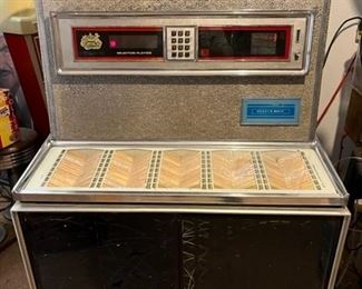 Seaburg Juke Box. This baby powers up and the mechanism moves around but we couldn't get it to play. It might be operator error...