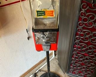 Vintage ATLAS MASTER peanut or gumball vending machine with key.