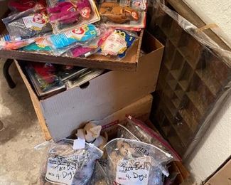 Lots of small Beanie Babies, Taco Bell collectables