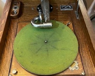Looking at the turn table for the Gramophone 